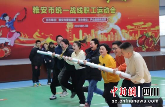 抬杆绕比赛现场。 抬杆绕比赛现场。