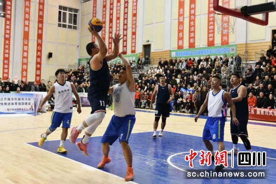 青川“坝坝篮球”擂台赛比赛现场。鄢怀林 摄 青川“坝坝篮球”擂台赛比赛现场。鄢怀林 摄