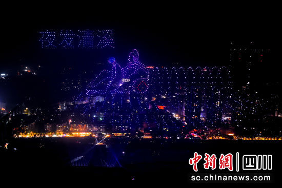 为市民展示”夜发清溪“图案。廖胜春 摄 为市民展示”夜发清溪“图案。廖胜春 摄