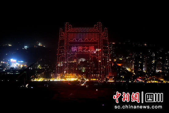 为市民展示”纳贡之溪“图案。肖光荣 摄 为市民展示”纳贡之溪“图案。肖光荣 摄