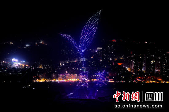 为市民展示”二月茶“图案。肖光荣 摄 为市民展示”二月茶“图案。肖光荣 摄