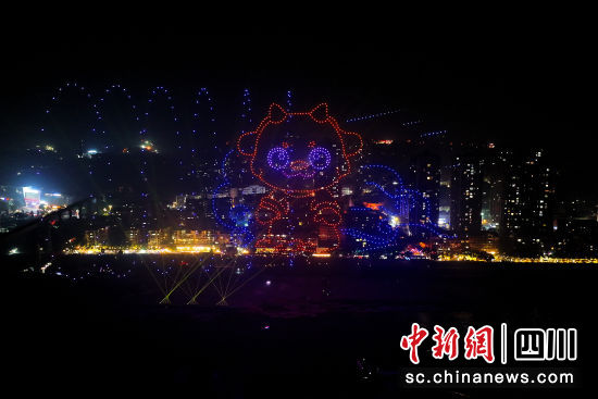 为市民展示”麒麟云哥“图案。肖光荣 摄 为市民展示”麒麟云哥“图案。肖光荣 摄