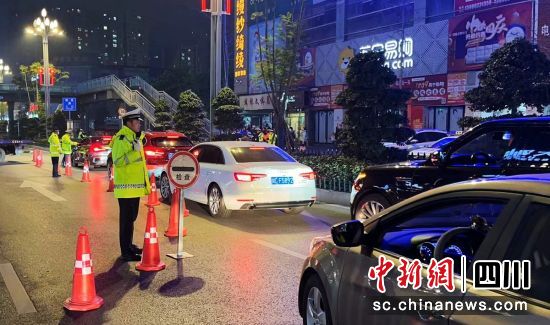夜间检查整治现场。富顺交警 供图 夜间检查整治现场。富顺交警 供图