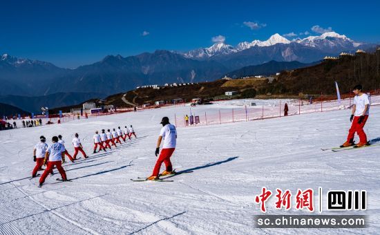 体验滑雪。石棉融媒 供图 体验滑雪。石棉融媒 供图