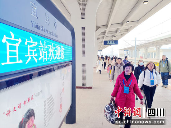 乘客乘坐成宜高铁抵达宜宾。陈忆 摄 乘客乘坐成宜高铁抵达宜宾。陈忆 摄