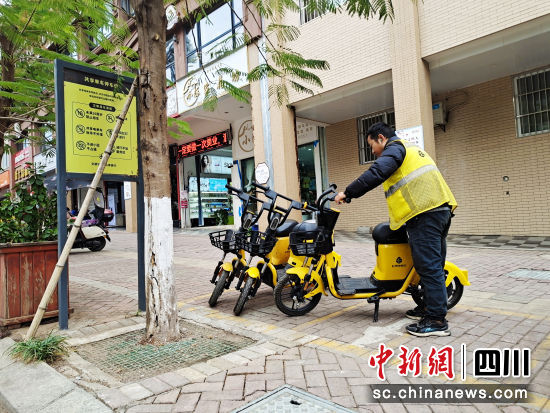 运维人员正在维护车辆。(松果出行供图) 运维人员正在维护车辆。(松果出行供图)