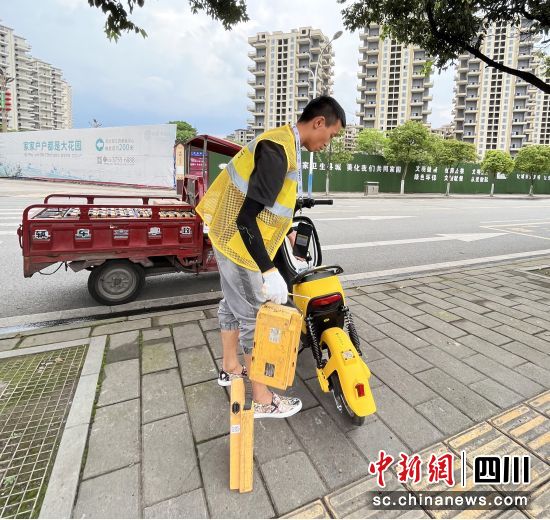 运维人员正在维护车辆。(松果出行供图) 运维人员正在维护车辆。(松果出行供图)