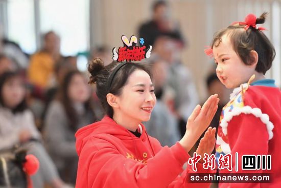 老师和小朋友在主题活动表演节目。彭圣洲 摄 老师和小朋友在主题活动表演节目。彭圣洲 摄