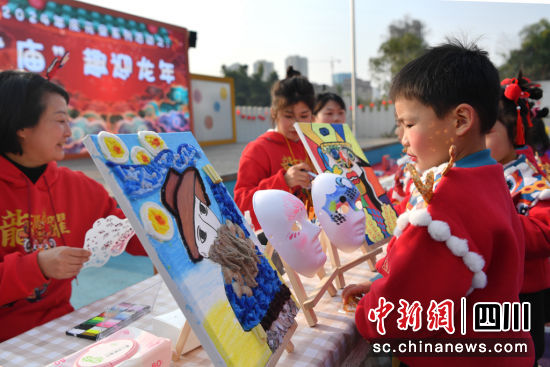 幼儿园的小朋友在逛“庙会”。彭圣洲 摄 幼儿园的小朋友在逛“庙会”。彭圣洲 摄