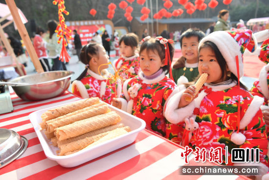 幼儿园的小朋友在逛“庙会”。彭圣洲 摄 幼儿园的小朋友在逛“庙会”。彭圣洲 摄