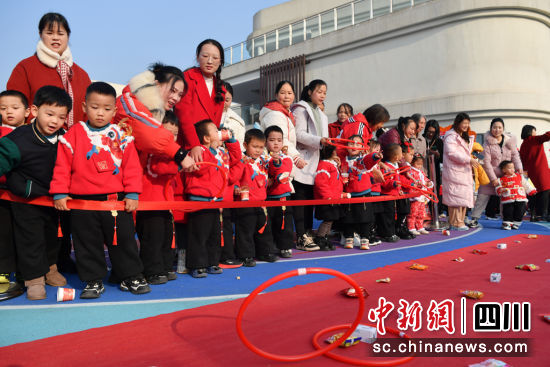 幼儿园的小朋友在逛“庙会”。彭圣洲 摄 幼儿园的小朋友在逛“庙会”。彭圣洲 摄