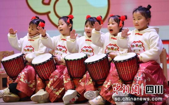 幼儿园的小朋友在“庙会”上表演节目。彭圣洲 摄 幼儿园的小朋友在“庙会”上表演节目。彭圣洲 摄