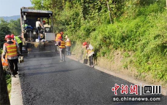 铺设道路。 什邡市委宣传部供图 铺设道路。 什邡市委宣传部供图