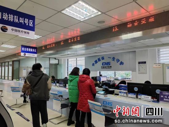 群众办理业务。 梓潼县融媒体中心供图 群众办理业务。 梓潼县融媒体中心供图