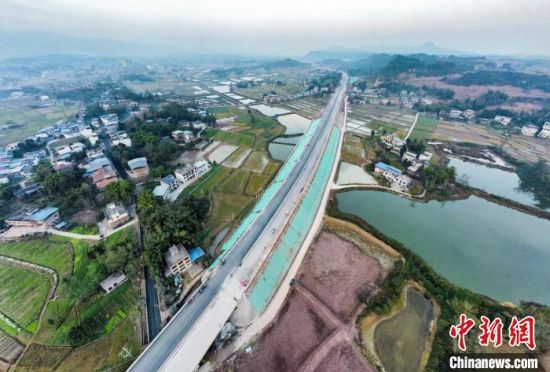 12月31日,四川开江至重庆梁平高速公路四川段全线贯通。蜀道集团 供图 12月31日,四川开江至重庆梁平高速公路四川段全线贯通。蜀道集团 供图