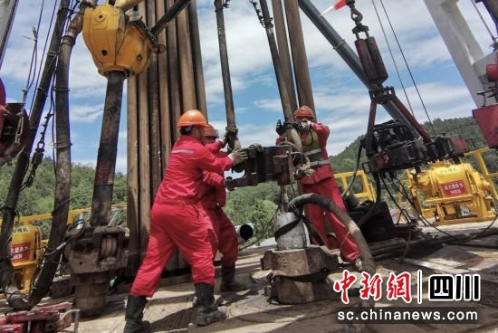 一线员工坚守岗位。习天宇 摄 一线员工坚守岗位。习天宇 摄