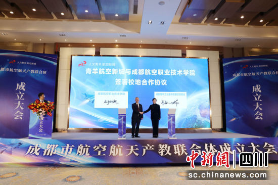 签约成功。杨雪怡 摄 签约成功。杨雪怡 摄