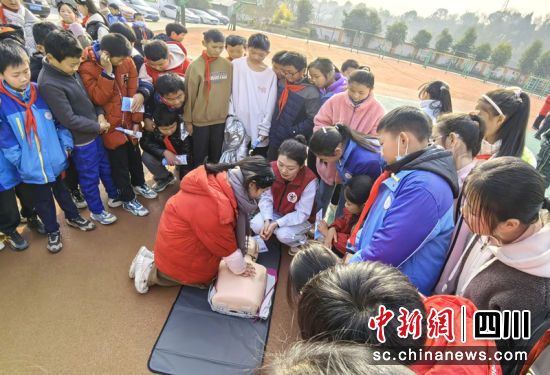 指导学生进行急救操作。黄晓川摄 指导学生进行急救操作。黄晓川摄