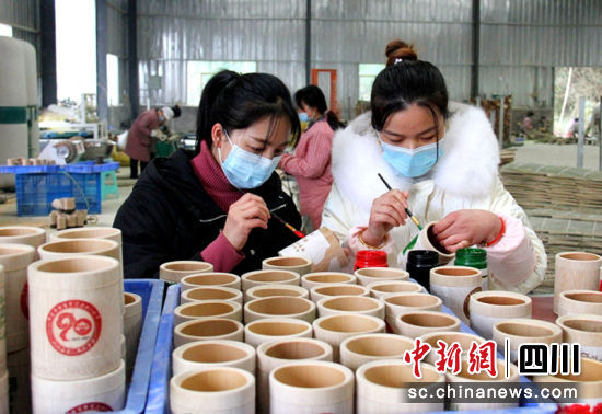 复兴镇竹产品加工企业吸收当地村民就近就业。陈小芳 摄 复兴镇竹产品加工企业吸收当地村民就近就业。陈小芳 摄