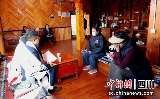 郭辉洋正在“亲戚”家了解情况。刘跃先 摄 郭辉洋正在“亲戚”家了解情况。刘跃先 摄