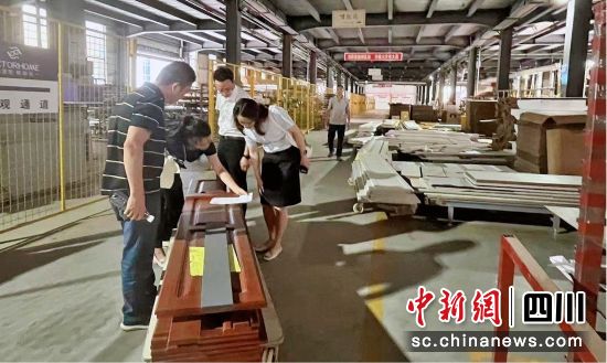 广安恒丰村镇银行客户经理及时上门走访。恒丰银行成都分行供图 广安恒丰村镇银行客户经理及时上门走访。恒丰银行成都分行供图