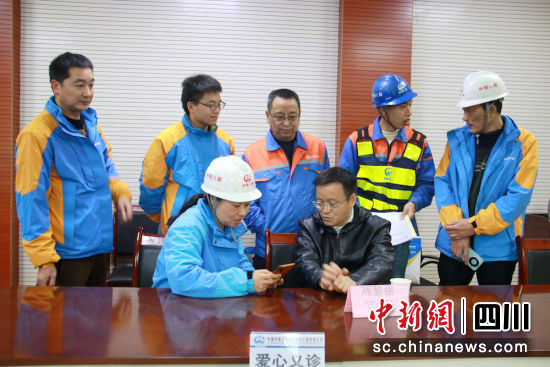 爱心活动现场。中铁八局七公司 供图 爱心活动现场。中铁八局七公司 供图