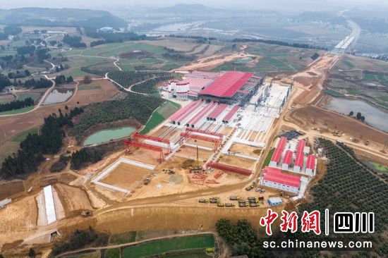 京昆高速公路广绵段扩容工程工厂化预制梁场。中铁五局供图 京昆高速公路广绵段扩容工程工厂化预制梁场。中铁五局供图