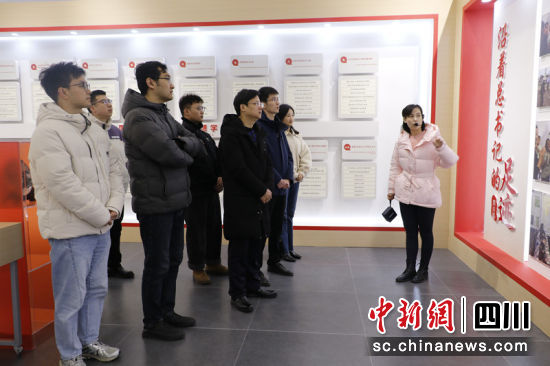 一起参观,听讲解。李蒙蒙 摄 一起参观,听讲解。李蒙蒙 摄