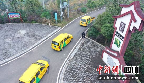 三辆“金通工程”农村客运车正行驶在公路上。周亮摄 三辆“金通工程”农村客运车正行驶在公路上。周亮摄