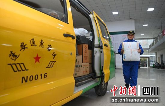 金通工程”农村客运车辆驾驶员正在将快递装车。周亮摄 金通工程”农村客运车辆驾驶员正在将快递装车。周亮摄
