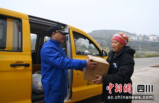 “金通工程”农村客运车辆驾驶员正将快递送到群众手中。周亮摄 “金通工程”农村客运车辆驾驶员正将快递送到群众手中。周亮摄