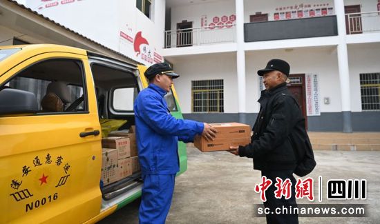 “金通工程”农村客运车辆驾驶员正将快递送到群众手中。周亮摄 “金通工程”农村客运车辆驾驶员正将快递送到群众手中。周亮摄