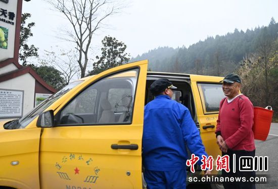群众乘坐“金通工程”农村客运车出行。周亮摄 群众乘坐“金通工程”农村客运车出行。周亮摄