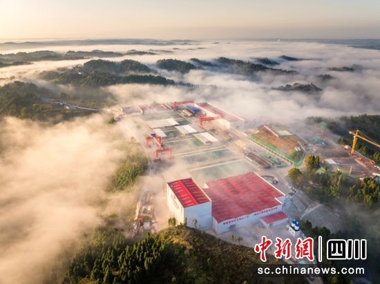 云雾下的成渝中线高铁安岳东制梁场。中铁五局供图 云雾下的成渝中线高铁安岳东制梁场。中铁五局供图
