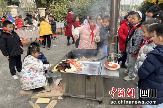 学生正在炒菜。 什邡外国语小学供图 学生正在炒菜。 什邡外国语小学供图