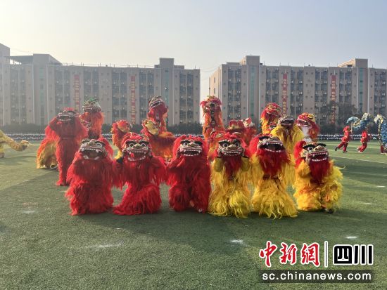 学生玄滩狮舞表演。泸县融媒体中心供图 学生玄滩狮舞表演。泸县融媒体中心供图