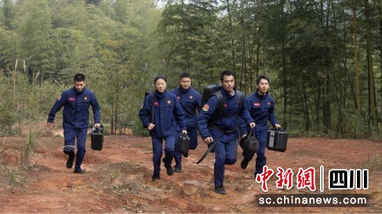 通信保障队伍携带装备赶赴第一现场。(资料图)泸州应急供图 通信保障队伍携带装备赶赴第一现场。(资料图)泸州应急供图