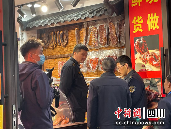 执法人员正在检查现场。陈静 摄 执法人员正在检查现场。陈静 摄