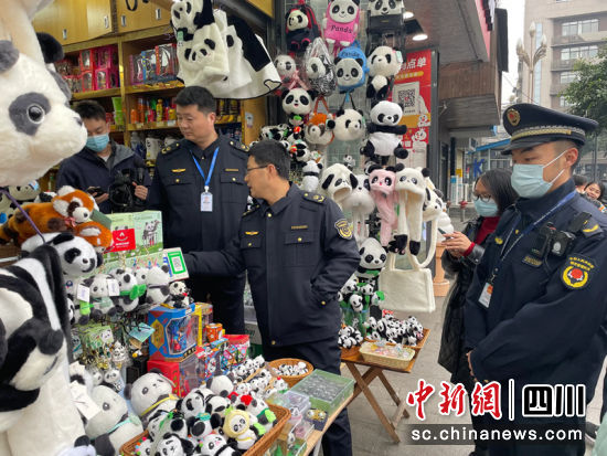 执法人员正在检查现场。陈静 摄 执法人员正在检查现场。陈静 摄
