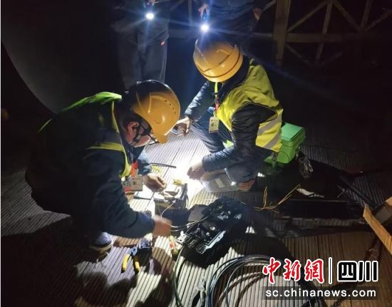 中国电信网络维护工程师及相关工作人员全力确保活动现场的通信网络稳定运行。中国电信四川公司供图 中国电信网络维护工程师及相关工作人员全力确保活动现场的通信网络稳定运行。中国电信四川公司供图