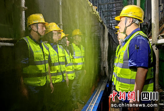 拉哇水电站主厂房岩锚梁混凝土浇筑呈“镜面”效果。华电金沙江上游水电开发有限公司供图 拉哇水电站主厂房岩锚梁混凝土浇筑呈“镜面”效果。华电金沙江上游水电开发有限公司供图
