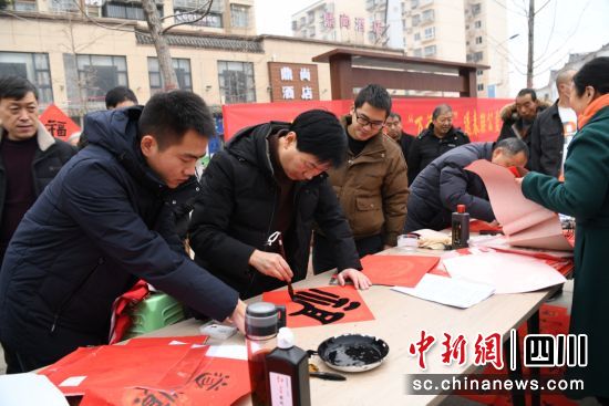 广元朝天书法爱好者为民写春联现场。刘旭 摄 广元朝天书法爱好者为民写春联现场。刘旭 摄