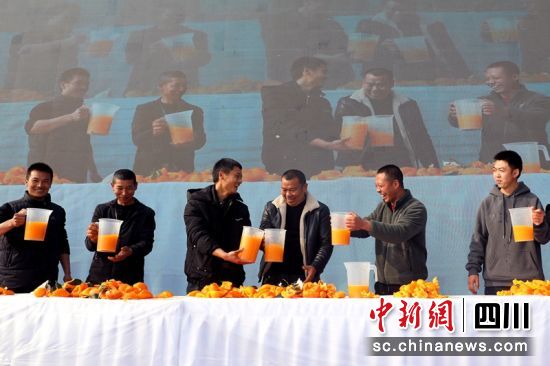 “榨得多”比赛现场,参赛选手们比赛徒手榨汁。刘丁源 摄 “榨得多”比赛现场,参赛选手们比赛徒手榨汁。刘丁源 摄