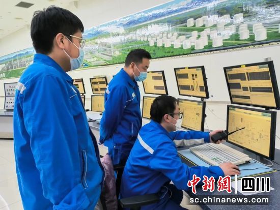 工作人员密切关注相关参数。四川石化 供图 工作人员密切关注相关参数。四川石化 供图