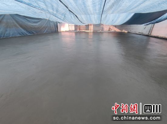 水垫塘混凝土采用暖棚法浇筑。华电金沙江上游水电开发有限公司供图 水垫塘混凝土采用暖棚法浇筑。华电金沙江上游水电开发有限公司供图