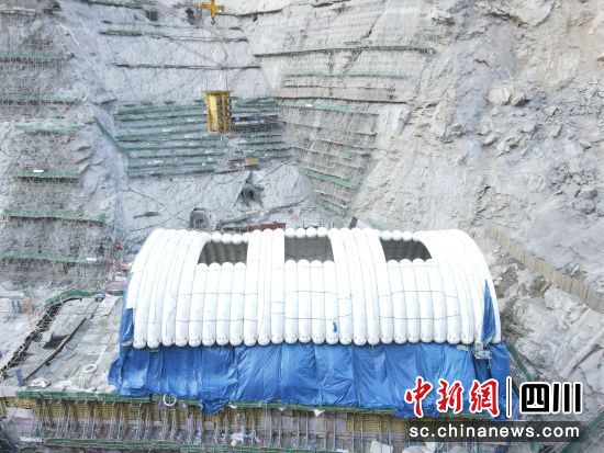 采用气肋膜等保温措施攻克高寒高海拔大温差环境下混凝土易开裂难题。华电金沙江上游水电开发有限公司供图 采用气肋膜等保温措施攻克高寒高海拔大温差环境下混凝土易开裂难题。华电金沙江上游水电开发有限公司供图