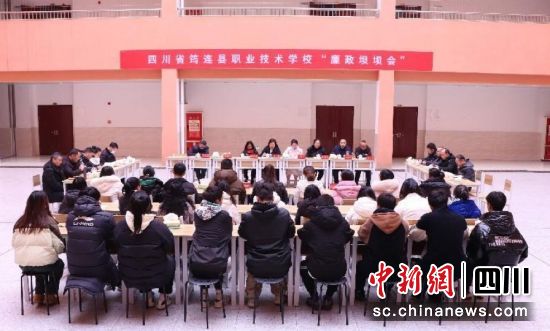 筠连县职业技术学校开展廉政“坝坝会”活动现场。雷章萍 摄 筠连县职业技术学校开展廉政“坝坝会”活动现场。雷章萍 摄