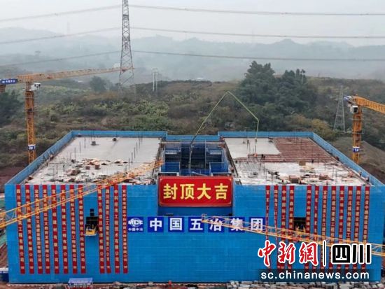 回型实训楼封顶。冯春摄 回型实训楼封顶。冯春摄