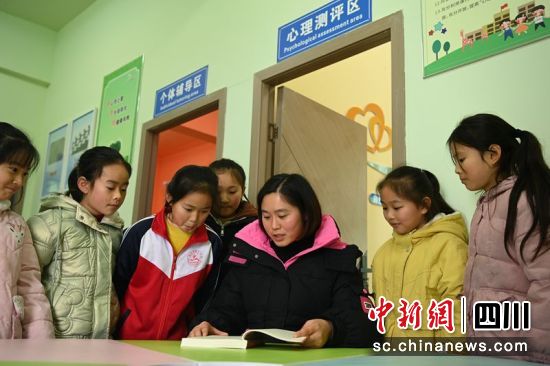 心理辅导老师正在给学生讲解心理健康知识。周亮 摄 心理辅导老师正在给学生讲解心理健康知识。周亮 摄