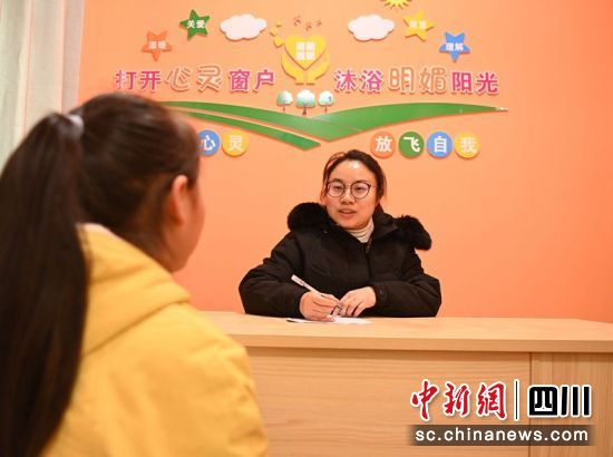 心理辅导老师正在为未成年人提供心理咨询。周亮 摄 心理辅导老师正在为未成年人提供心理咨询。周亮 摄